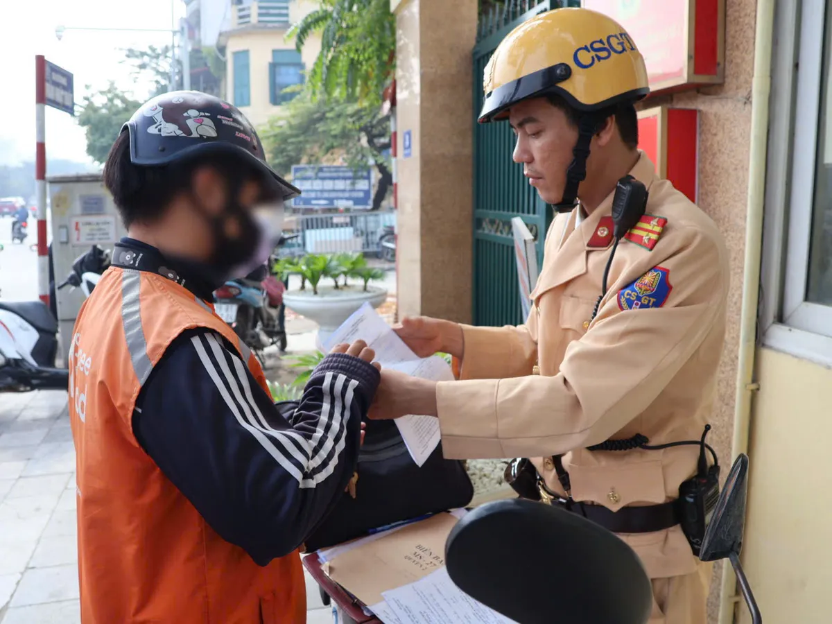 Hà Nội: CSGT xử phạt hàng chục trường hợp che, dán biển số và sử dụng điện thoại khi điều khiển phương tiện - Ảnh 2.