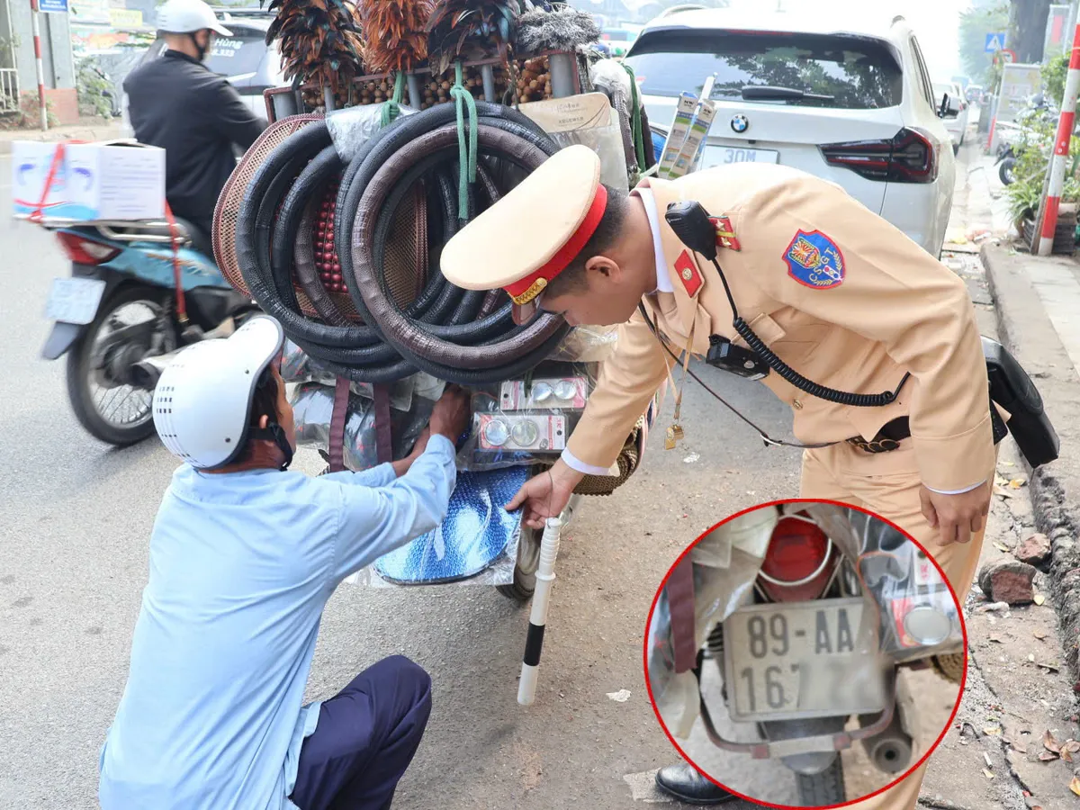 Hà Nội: CSGT xử phạt hàng chục trường hợp che, dán biển số và sử dụng điện thoại khi điều khiển phương tiện - Ảnh 3.
