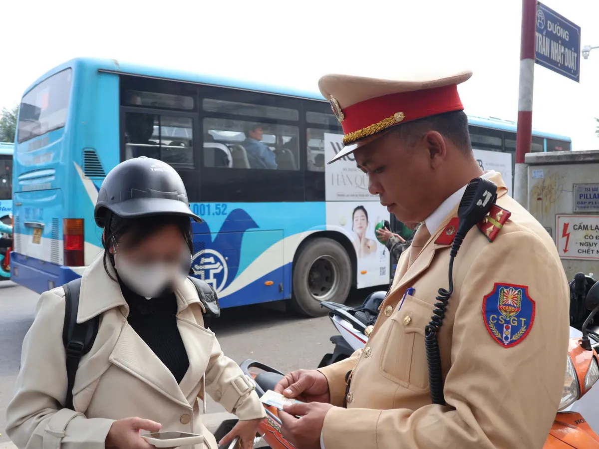 Hà Nội: CSGT xử phạt hàng chục trường hợp che, dán biển số và sử dụng điện thoại khi điều khiển phương tiện - Ảnh 4.