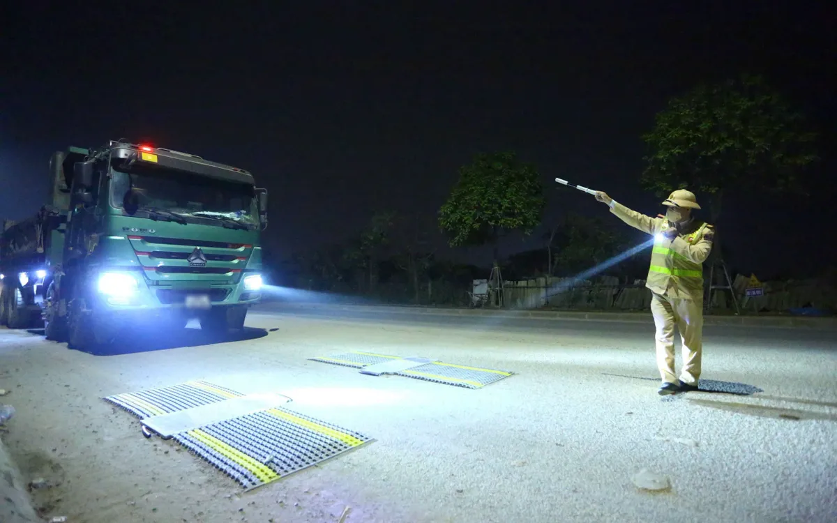 CSGT kiểm tra xử lý vi phạm trọng hoạt động vận tải hàng hoá.