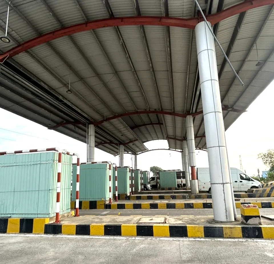 Chưa thể tháo dỡ ba trạm thu phí bỏ hoang trên Quốc lộ 51 - Ảnh 2.