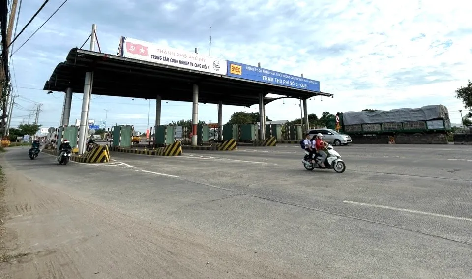 Chưa thể tháo dỡ ba trạm thu phí bỏ hoang trên Quốc lộ 51 - Ảnh 1.