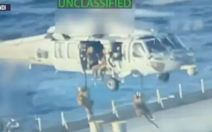 Video do Bộ trưởng Tư pháp Mỹ Pam Bondi công bố cho thấy binh sĩ Mỹ từ trực thăng đổ bộ xuống boong tàu Skipper (Ảnh: NBC News)