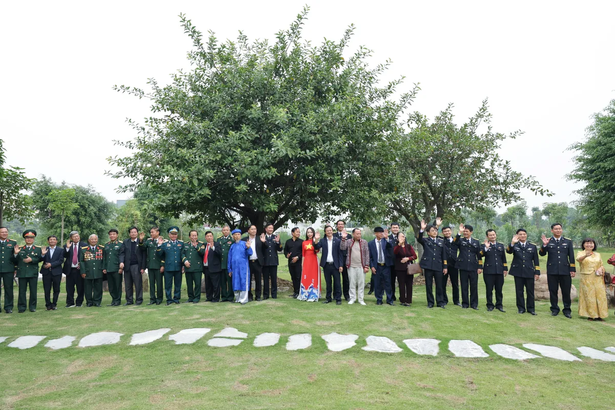 Kỷ niệm 81 năm th&agrave;nh lập Qu&acirc;n đội Nh&acirc;n d&acirc;n Việt Nam: Cuộc gặp gỡ của k&yacute; ức v&agrave; tiếp nối truyền thống  - Ảnh 1.