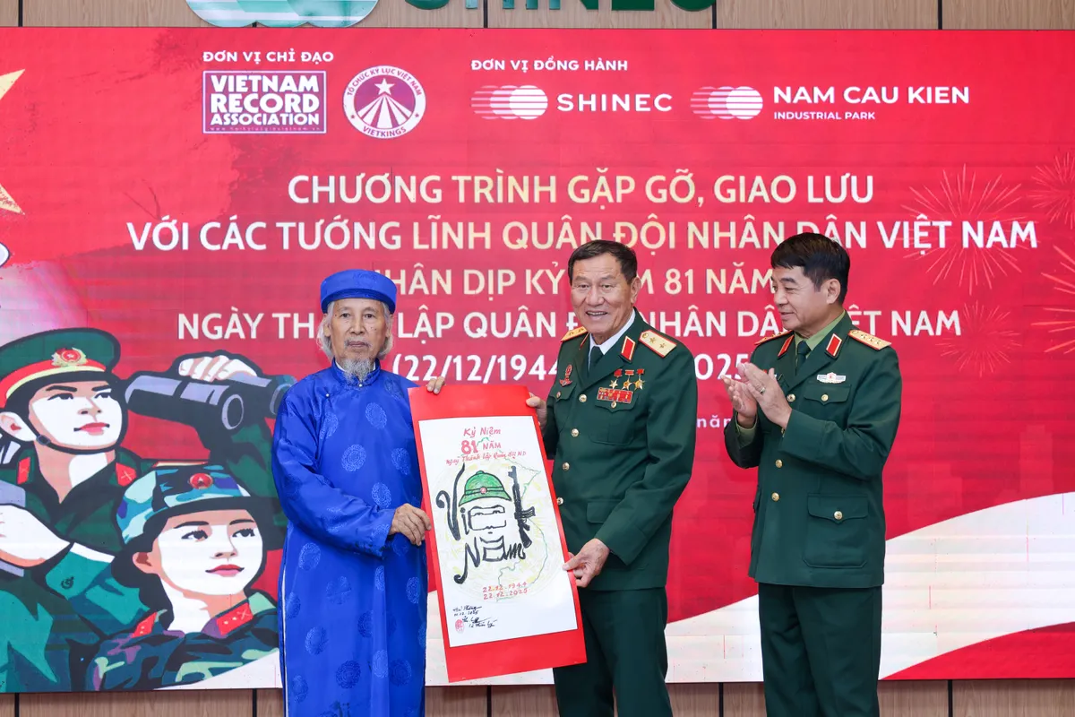 Kỷ niệm 81 năm th&agrave;nh lập Qu&acirc;n đội Nh&acirc;n d&acirc;n Việt Nam: Cuộc gặp gỡ của k&yacute; ức v&agrave; tiếp nối truyền thống  - Ảnh 3.