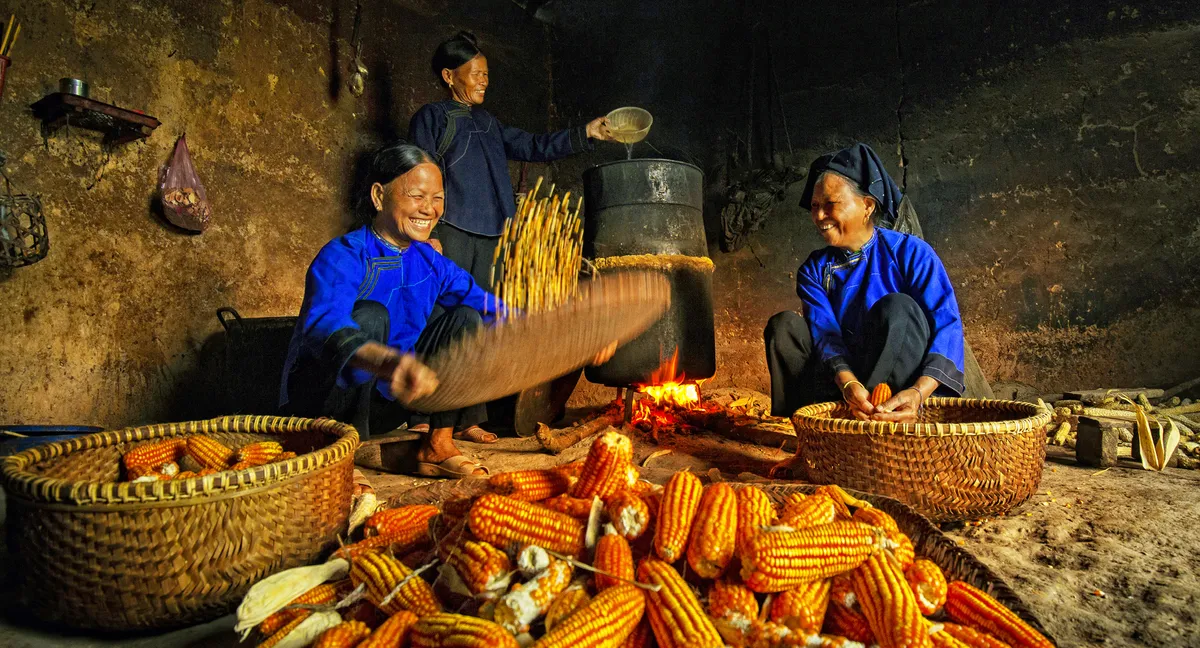 Bản làng vào mùa lửa: Hơi ấm trong sương lạnh- Ảnh 2. Bản làng vào mùa lửa: Hơi ấm trong sương lạnh- Ảnh 2.