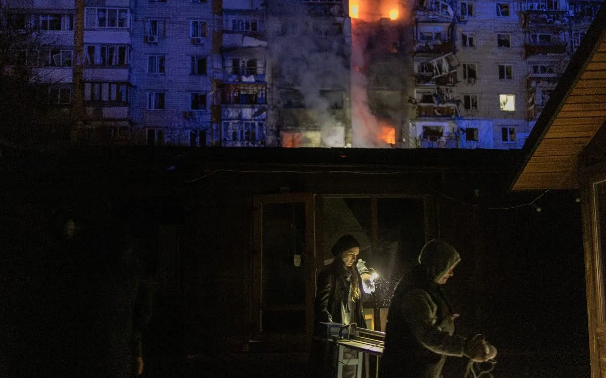 Một khu vực ở thủ đô Kiev mất điện sau một cuộc không kích của Nga hôm 30/11/2025 (Ảnh: AFP)