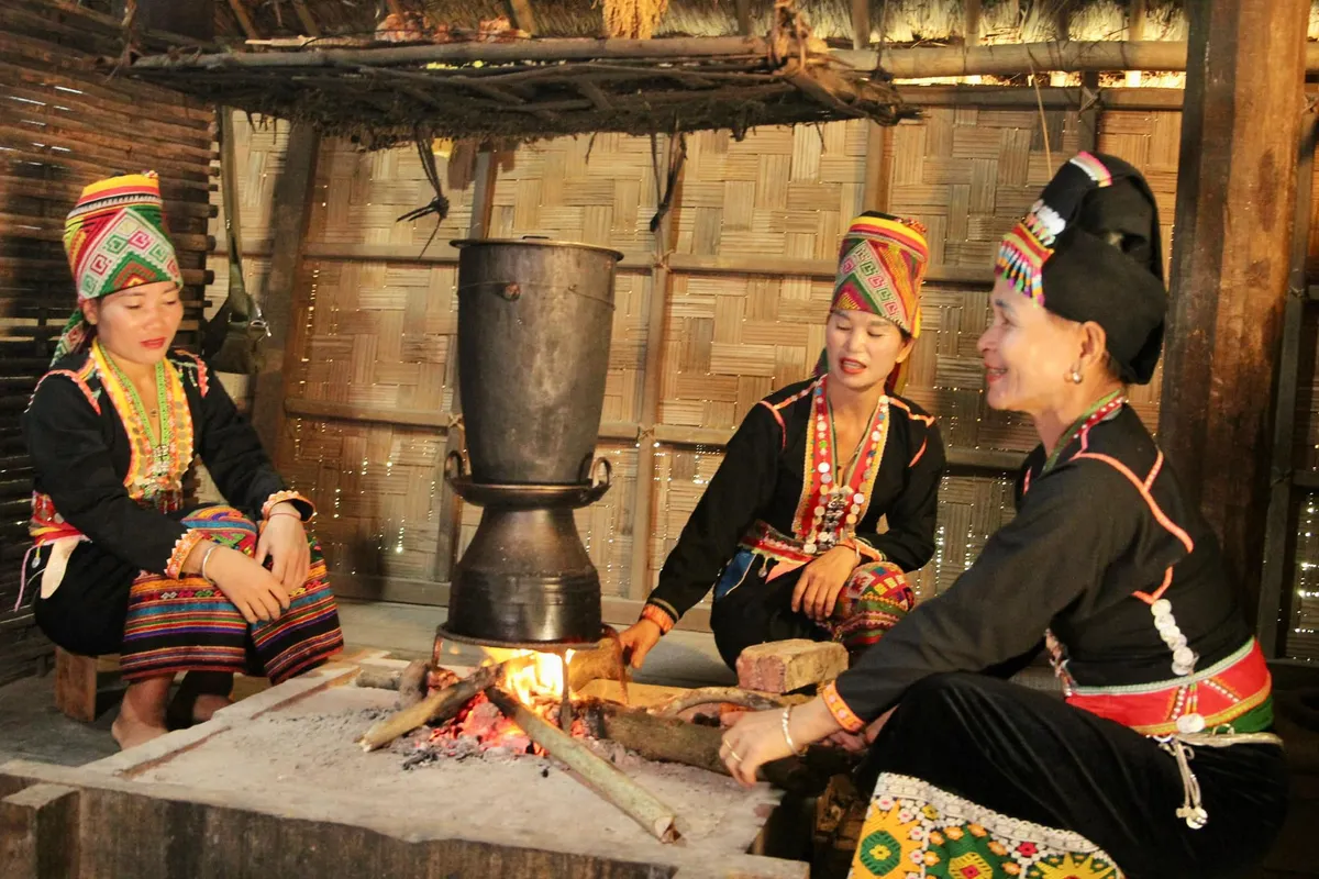 Bản làng vào mùa lửa: Hơi ấm trong sương lạnh- Ảnh 3. Bản làng vào mùa lửa: Hơi ấm trong sương lạnh- Ảnh 3.