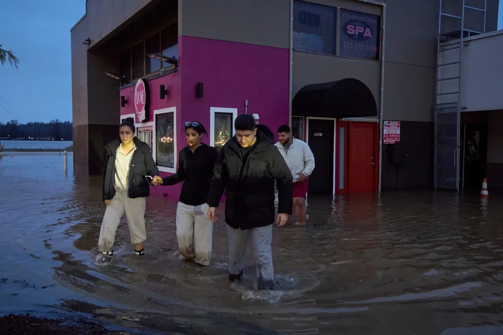 Mưa lớn kỷ lục gây lũ nghiêm trọng, đe dọa bang Washington (Mỹ) - Ảnh 2.