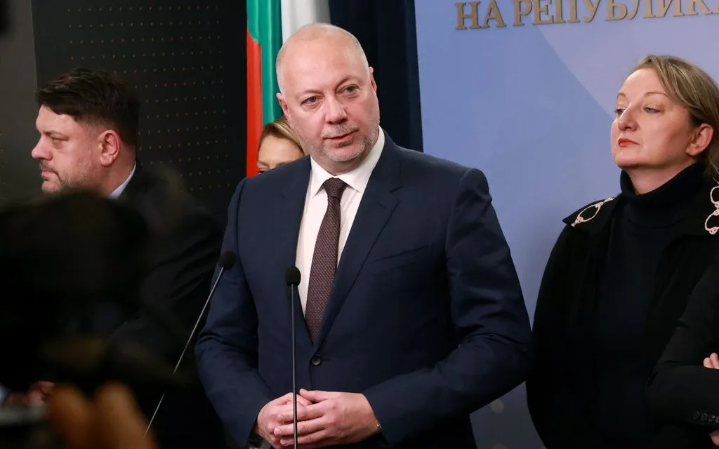 Thủ tướng Bulgaria Rosen Zhelyazkov tuyên bố chính phủ từ chức tại Quốc hội Bulgaria ở Sofia, ngày 11/12/2025 (Ảnh: AP)