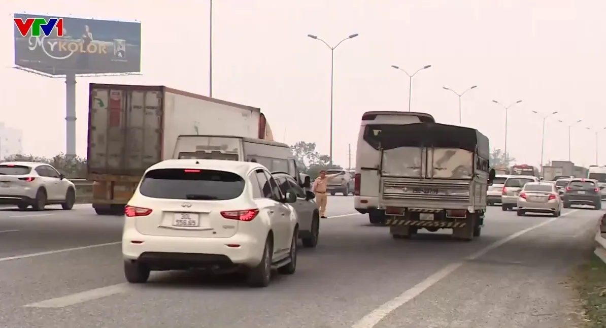 Sẵn sàng phương án chống ùn tắc tại cửa ngõ Hà Nội dịp cao điểm - Ảnh 1.