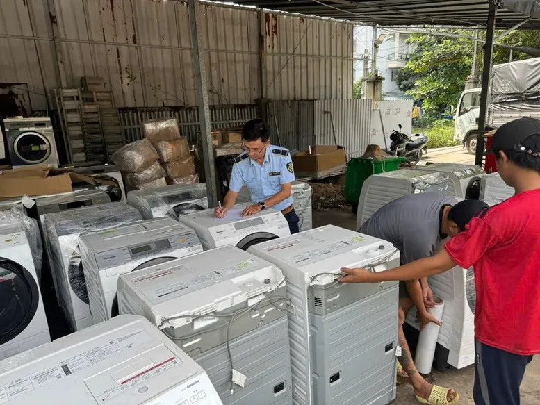 Phát hiện kho máy giặt, điều hòa không khí thuộc diện cấm nhập khẩu ở TP Hồ Chí Minh - Ảnh 1.