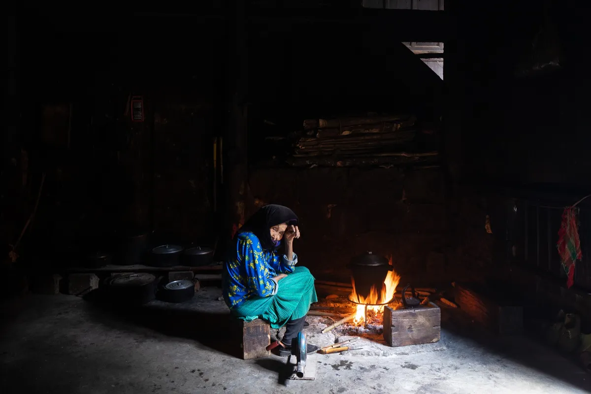 Bản làng vào mùa lửa: Hơi ấm trong sương lạnh- Ảnh 1. Bản làng vào mùa lửa: Hơi ấm trong sương lạnh- Ảnh 1.