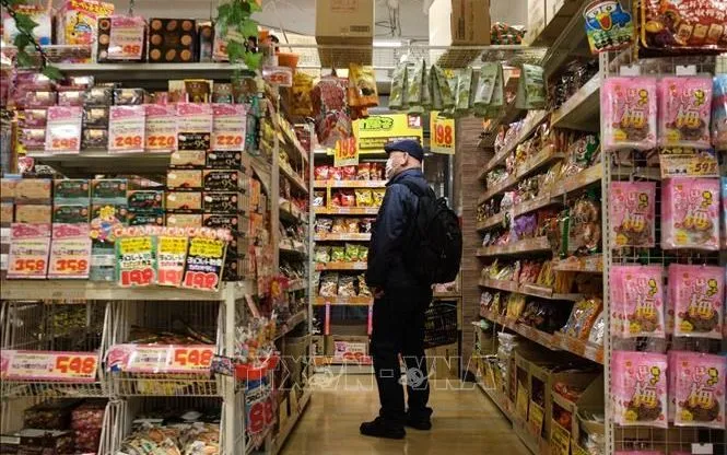 Khách hàng mua sắm tại một siêu thị ở Tokyo, Nhật Bản. Ảnh: AFP/TTXVN
