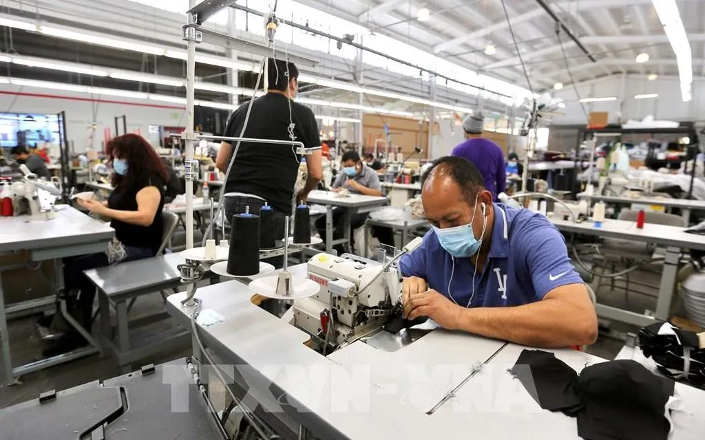 Công nhân làm việc tại một nhà máy ở Mỹ. Ảnh: THX/ TTXVN
