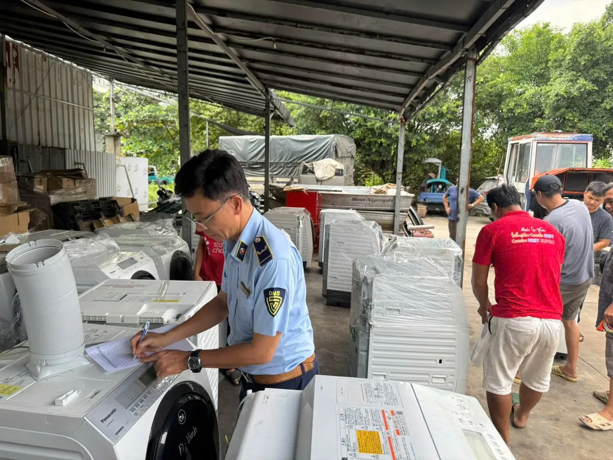 Phát hiện kho máy giặt, điều hòa không khí thuộc diện cấm nhập khẩu ở TP Hồ Chí Minh - Ảnh 2.