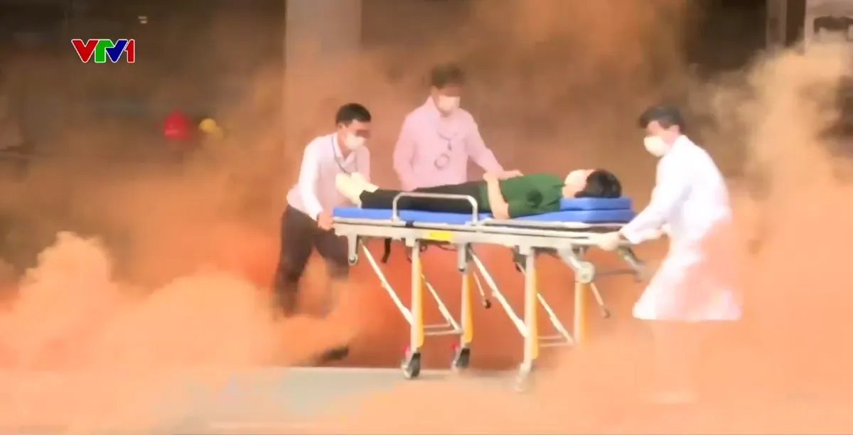 Tân Sơn Nhất diễn tập quy mô lớn kiểm tra khả năng ứng phó tấn công khủng bố - Ảnh 1.