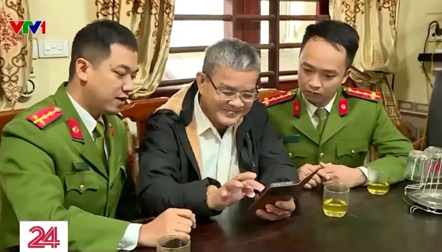 Chuyển đổi số về thôn xóm: Người dân bớt bỡ ngỡ nhờ tổ cộng đồng “cầm tay chỉ việc'' - Ảnh 3.