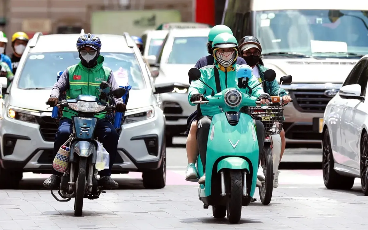 Hà Nội giải mã: Vì sao taxi, xe ôm, xe tải là nhóm tiên phong chuyển sang xe điện?