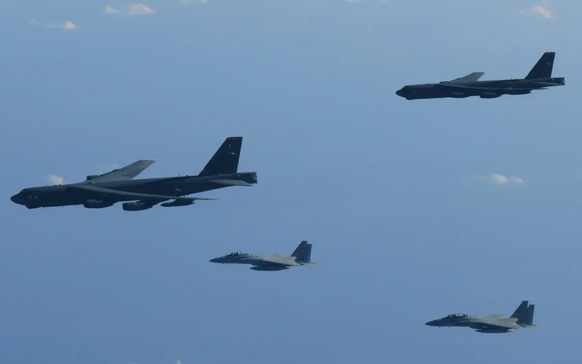 Máy bay ném bom B-52H của Hoa Kỳ bay theo đội hình cùng với máy bay chiến đấu F-15 của Nhật Bản trên vùng biển Nhật Bản, ngày 10/12/2025 (Ảnh: Bộ Quốc phòng Nhật Bản)