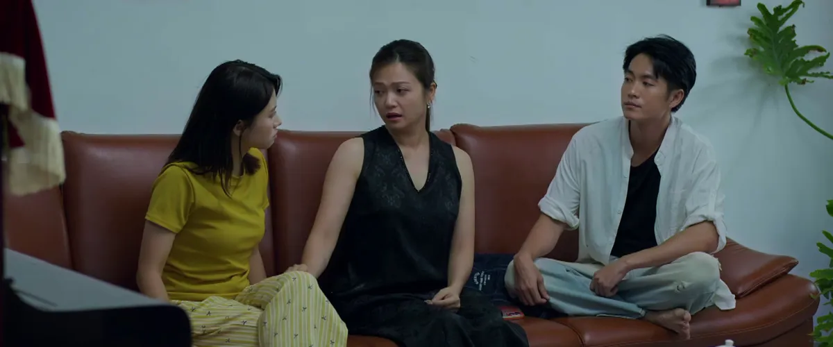 Gia đình trái dấu - Tập 6: Rớt nước mắt cảnh vợ chồng U60 đi làm shipper sau sáp nhập - Ảnh 1.