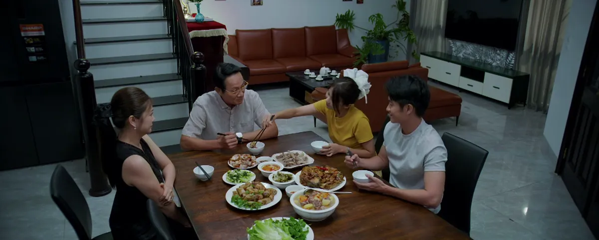 Gia đình trái dấu - Tập 6: Rớt nước mắt cảnh vợ chồng U60 đi làm shipper sau sáp nhập - Ảnh 2.