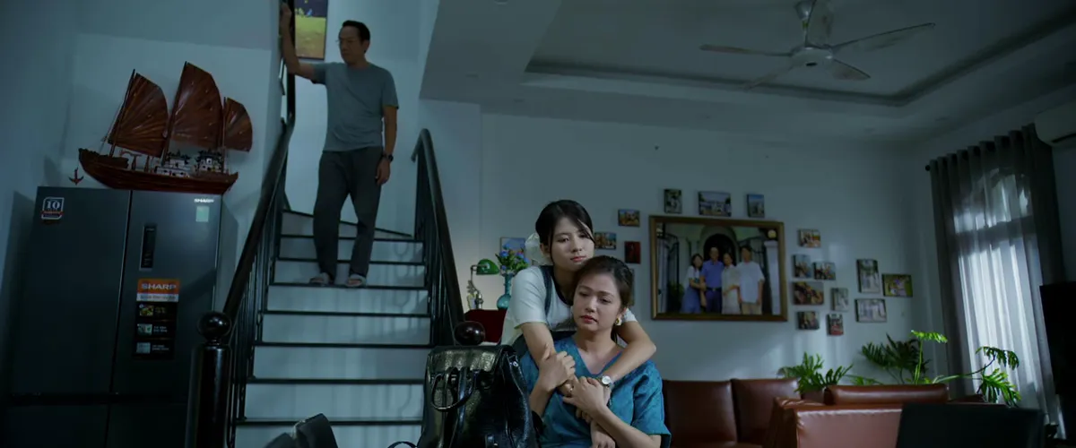 Gia đình trái dấu - Tập 6: Rớt nước mắt cảnh vợ chồng U60 đi làm shipper sau sáp nhập - Ảnh 3.