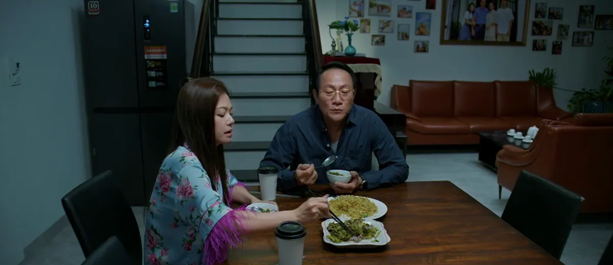 Gia đình trái dấu - Tập 6: Rớt nước mắt cảnh vợ chồng U60 đi làm shipper sau sáp nhập - Ảnh 12.