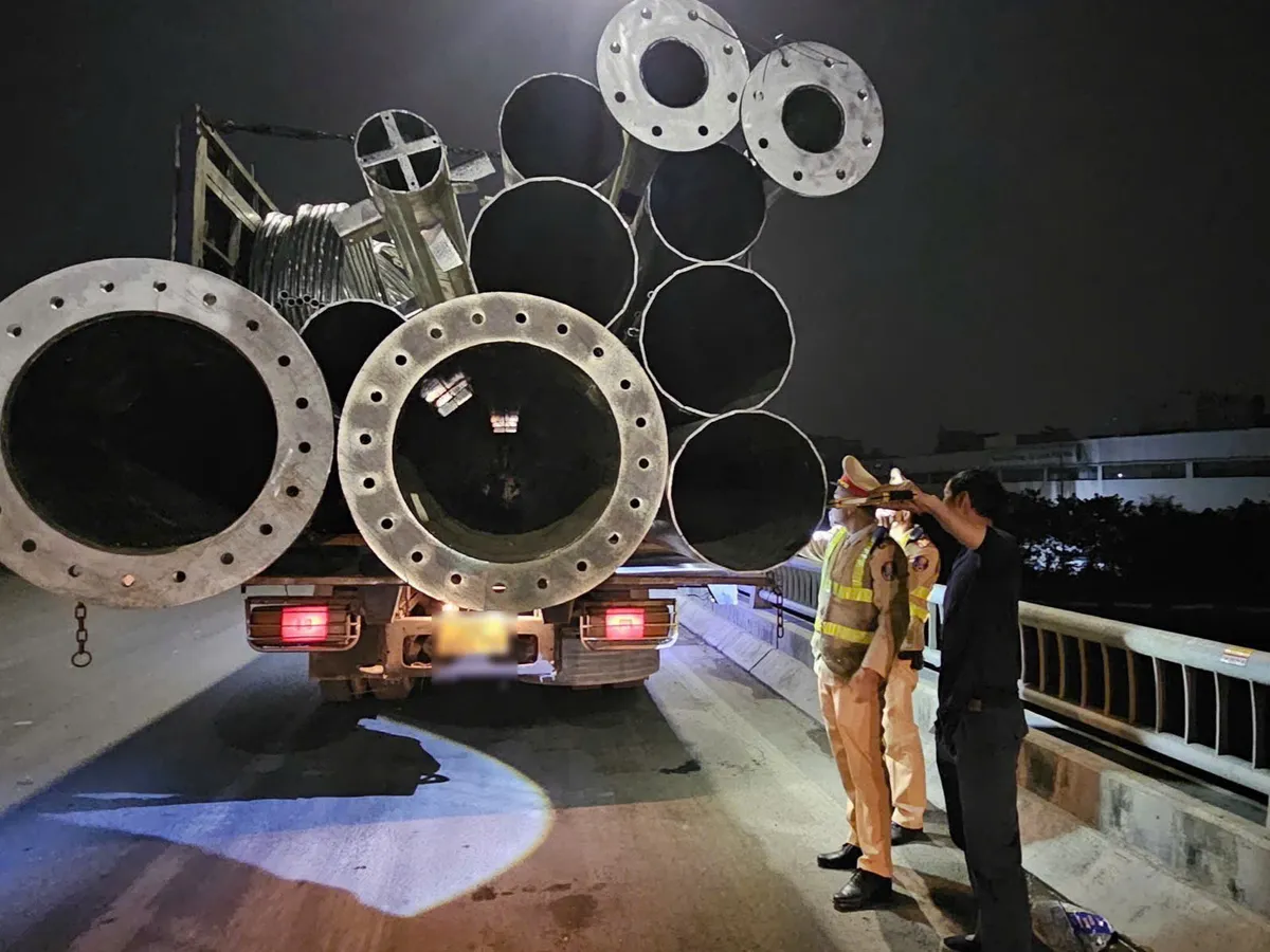 CSGT Hà Nội xử phạt hơn 1.000 xe tải vi phạm trong hơn 1 tháng- Ảnh 4.