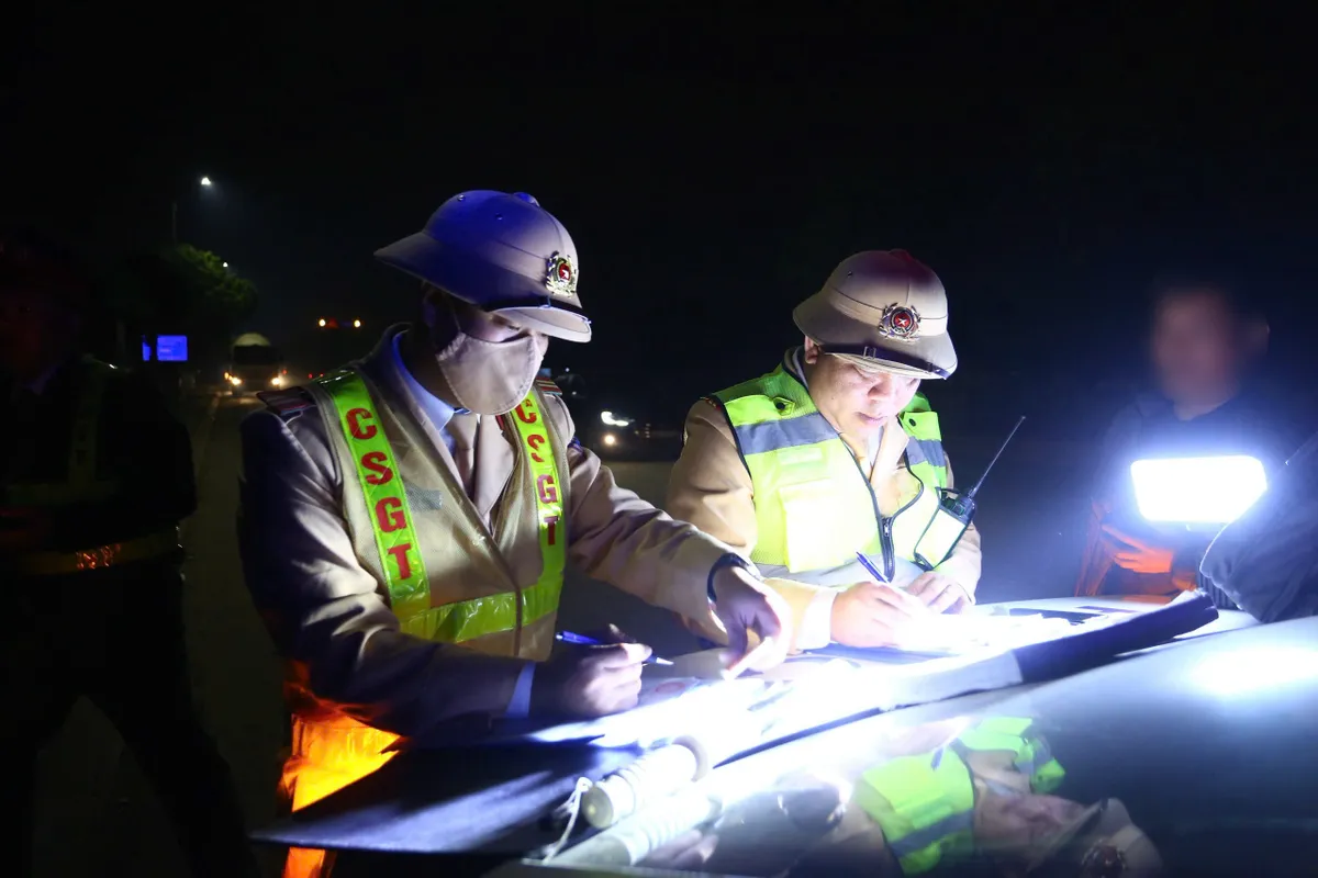 CSGT Hà Nội xử phạt hơn 1.000 xe tải vi phạm trong hơn 1 tháng- Ảnh 3.