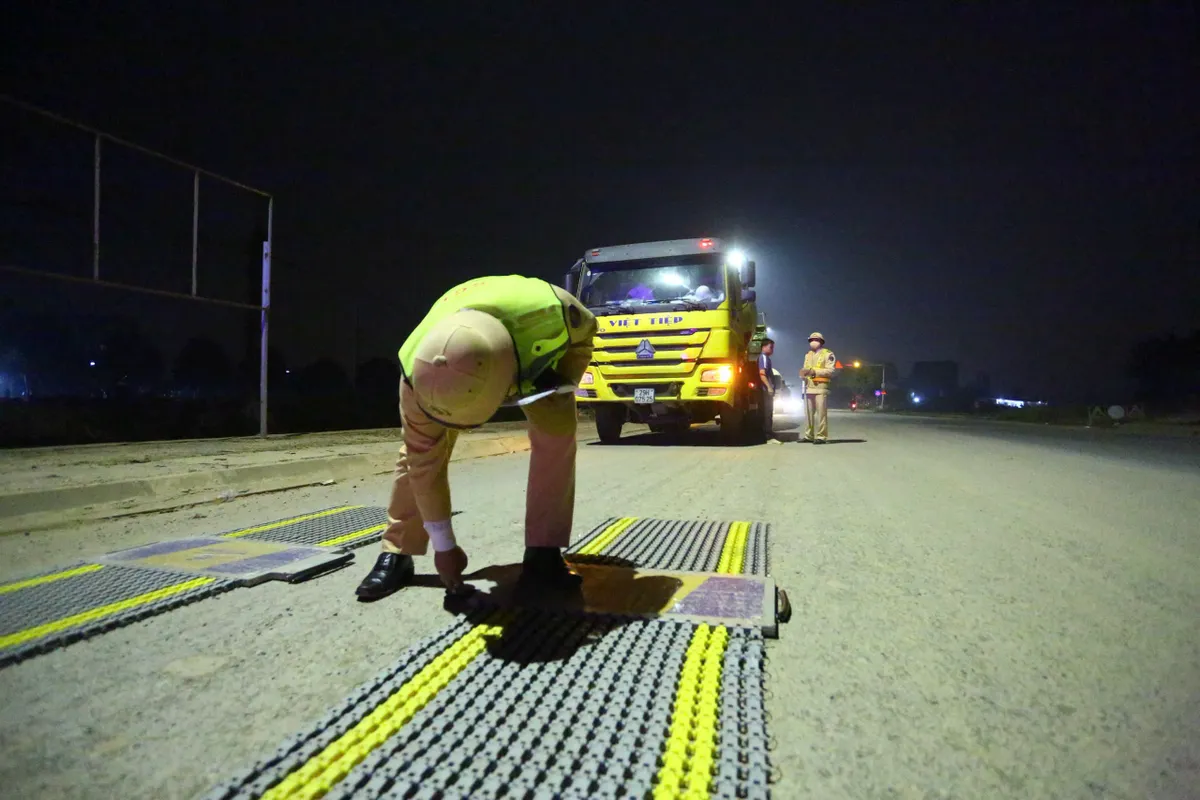 CSGT Hà Nội xử phạt hơn 1.000 xe tải vi phạm trong hơn 1 tháng- Ảnh 2.