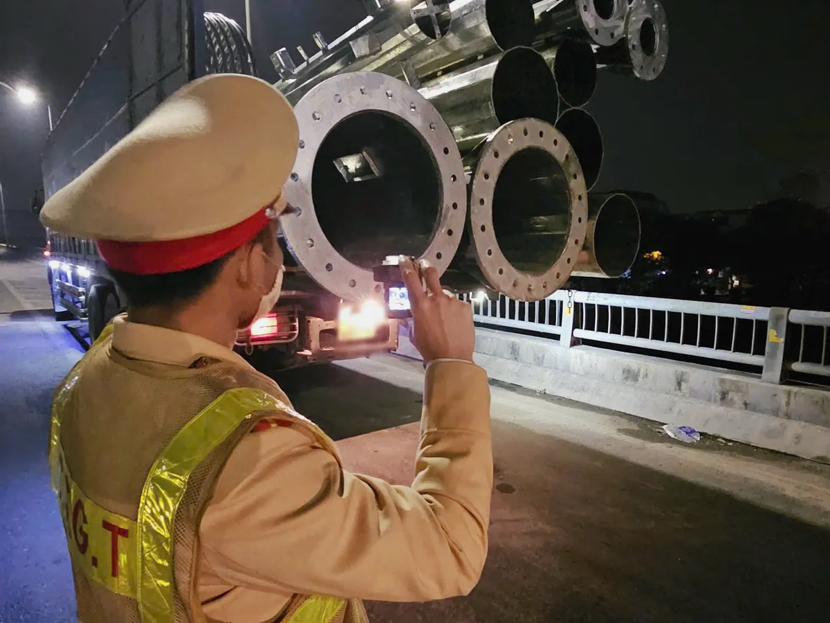 CSGT Hà Nội xử phạt hơn 1.000 xe tải vi phạm trong hơn 1 tháng- Ảnh 5.