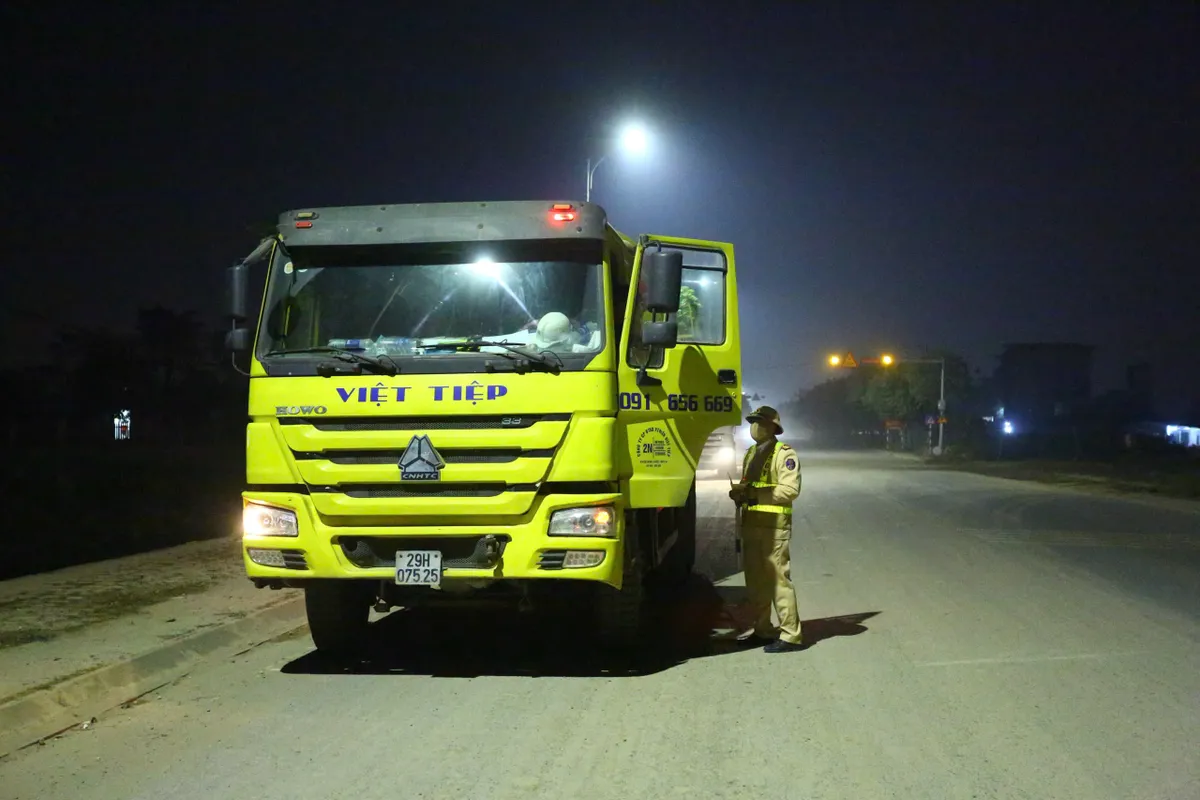 CSGT Hà Nội xử phạt hơn 1.000 xe tải vi phạm trong hơn 1 tháng- Ảnh 1.
