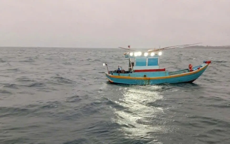 Chiếc xuồng trôi tự do ở vùng biển Phú Quý được phát hiện.