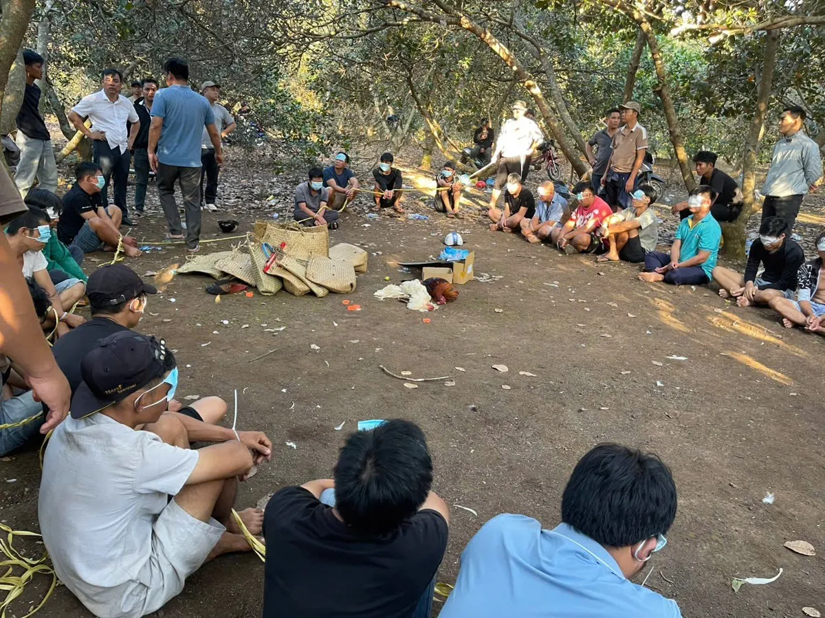 Đồng Nai: Triệt phá sòng bạc đá gà quy mô lớn, bắt giữ 32 đối tượng - Ảnh 1.