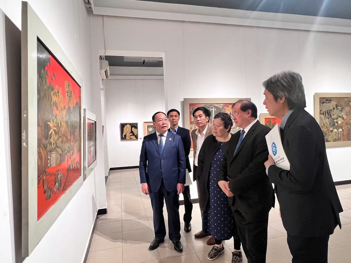 Trưng b&agrave;y 44 bức sơn m&agrave;i đặc sắc ch&agrave;o mừng Đại hội Đảng - Ảnh 2.