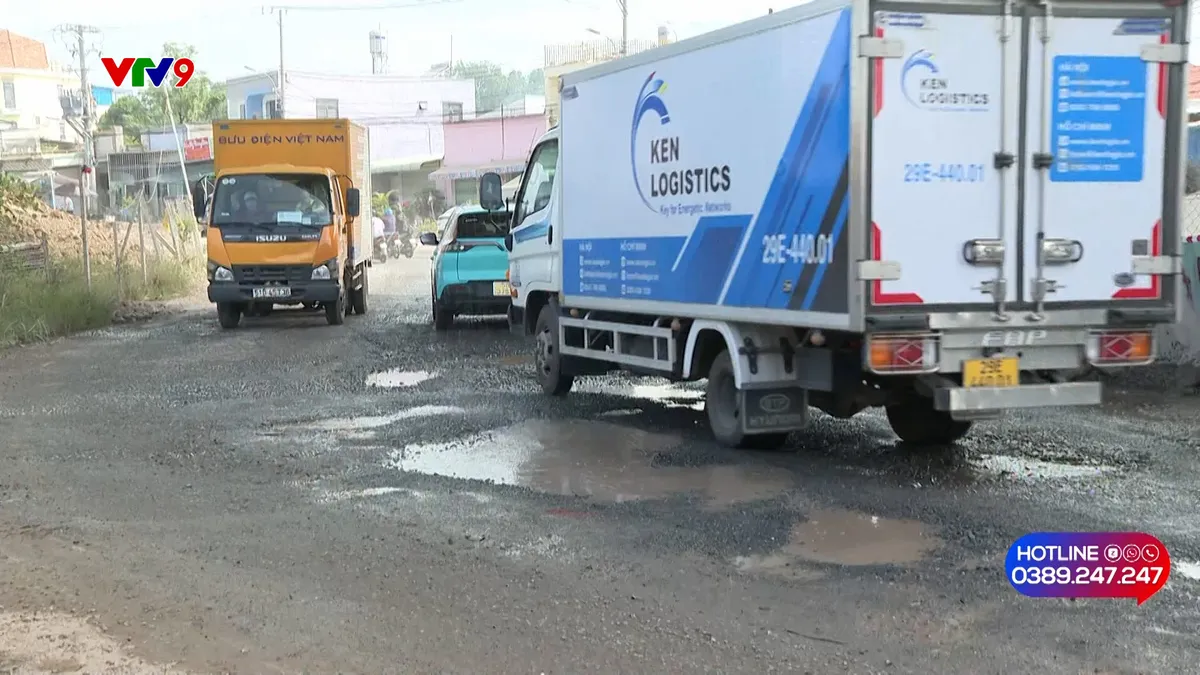 Đường đầy ổ gà, ổ voi, dân khổ