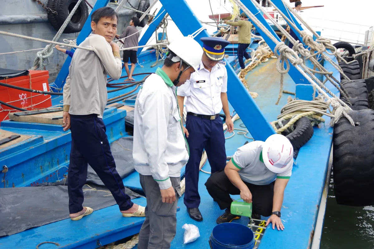 Liên tiếp bắt giữ tàu cá vận chuyển dầu DO không rõ nguồn gốc trên biển - Ảnh 1.
