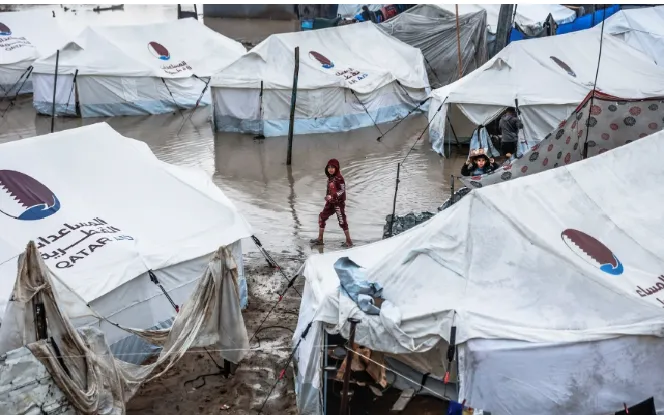 Con hẻm ngập nước tại trại tị nạn dành cho người Palestine phải di dời sau trận mưa lớn ở khu Zeitoun, thành phố Gaza, ngày 11/12/2025 (Ảnh: AFP/Getty Images)