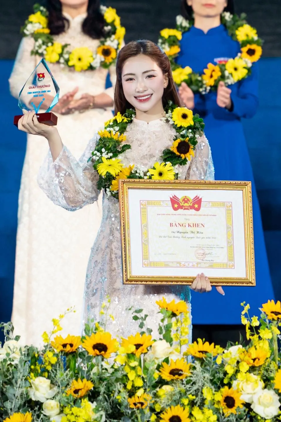 Hòa Minzy flex giải thưởng mới, Phương Oanh gây chú ý trên mạng xã hội  - Ảnh 2.