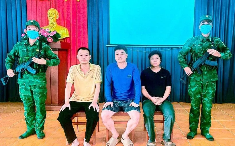 3 đối tượng nước ngoài bị bắt giữ tại Đồn Biên phòng Lò Gò - Bộ đội Biên phòng tỉnh Tây Ninh. (Ảnh: TTXVN phát)