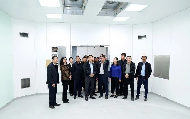 Phó Thủ tướng Lê Thành Long thị sát phòng mổ tại Bệnh viện Hữu nghị Việt Đức cơ sở 2 - Ảnh: VGP/Đức Tuân