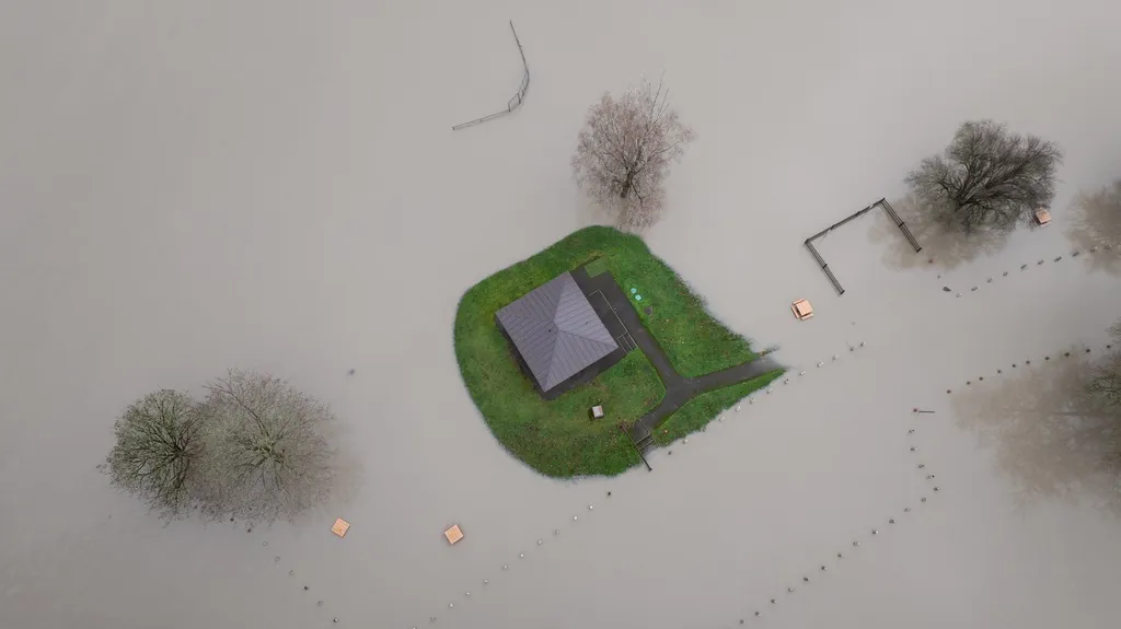 Trận lũ lịch sử cuốn tr&ocirc;i nh&agrave; cửa, c&ocirc; lập h&agrave;ng ngh&igrave;n gia đ&igrave;nh ở bang Washington- Ảnh 1.