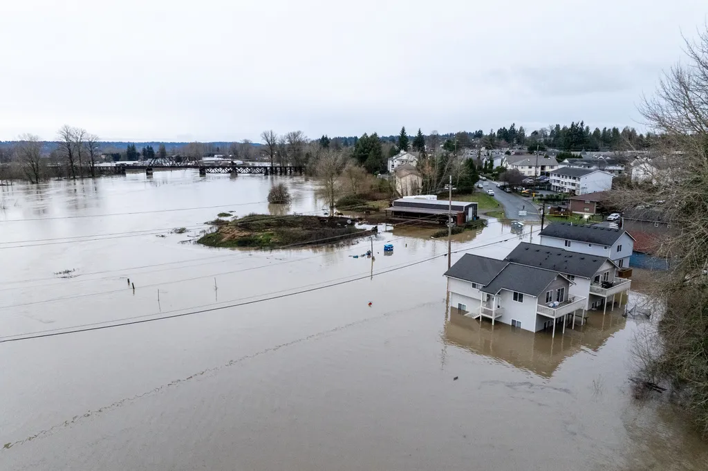 Mưa lớn gây nguy cơ lũ lụt cao, hàng chục nghìn người ở Mỹ và Canada phải sơ tán - Ảnh 1.