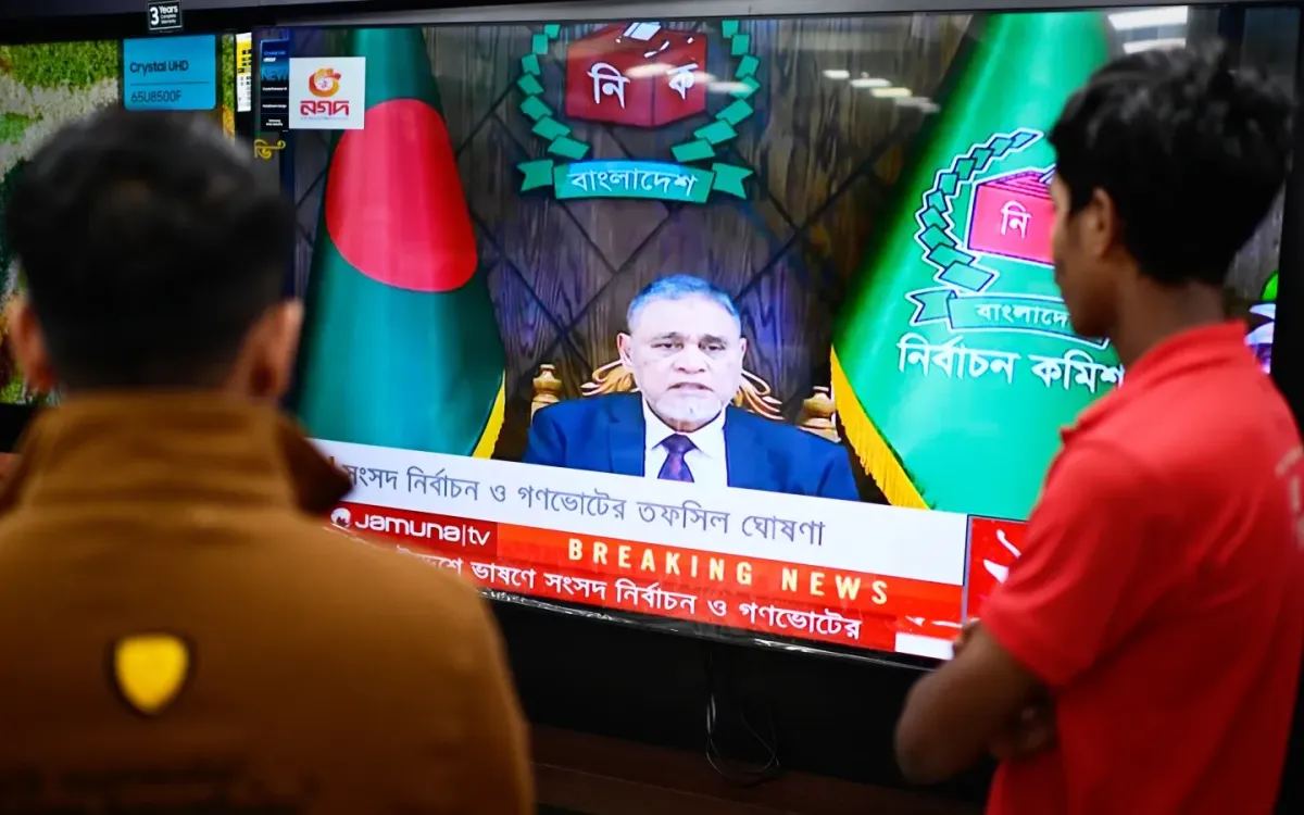 Người dân theo dõi bài phát biểu của Chủ tịch Ủy ban Bầu cử Bangladesh - ông AMM Nasir Uddin - trên truyền hình tại Dhaka, Bangladesh, ngày 11/12/2025 (Ảnh: AP)