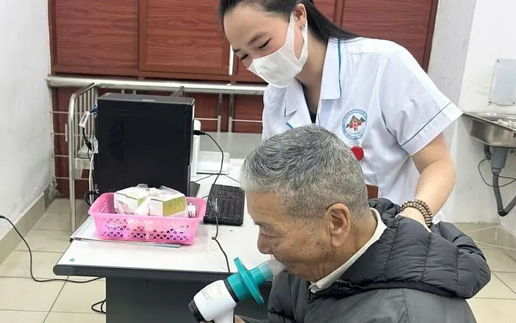 Đo chức năng hô hấp cho người bệnh.