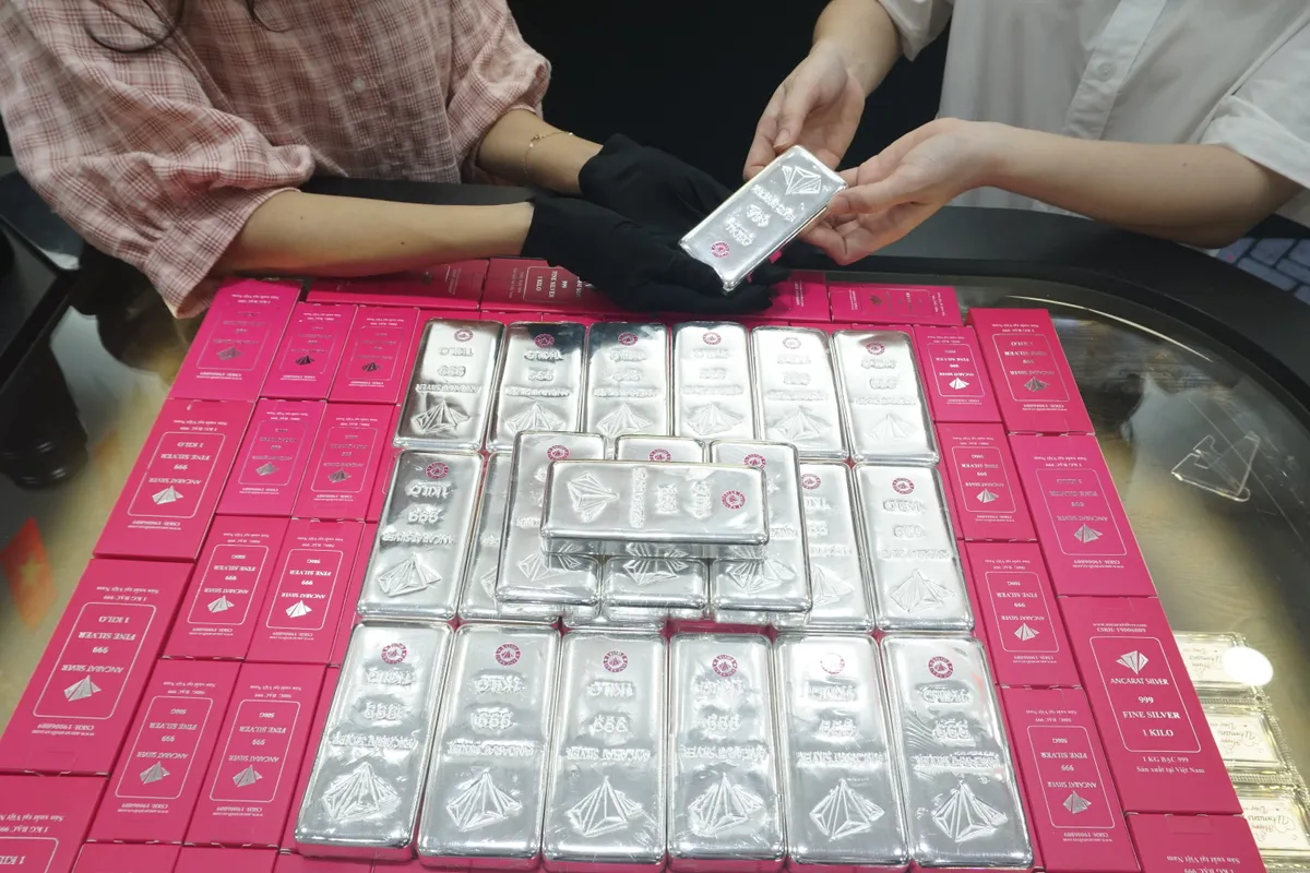 Giá vàng tăng hơn một triệu đồng mỗi lượng - Ảnh 2.