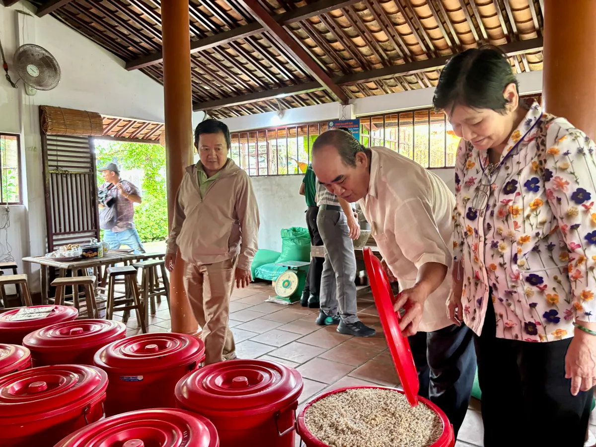 Từ làng nghề rượu Phú Lễ trăm tuổi đến hệ sinh thái doanh nghiệp bền vững - Ảnh 2.