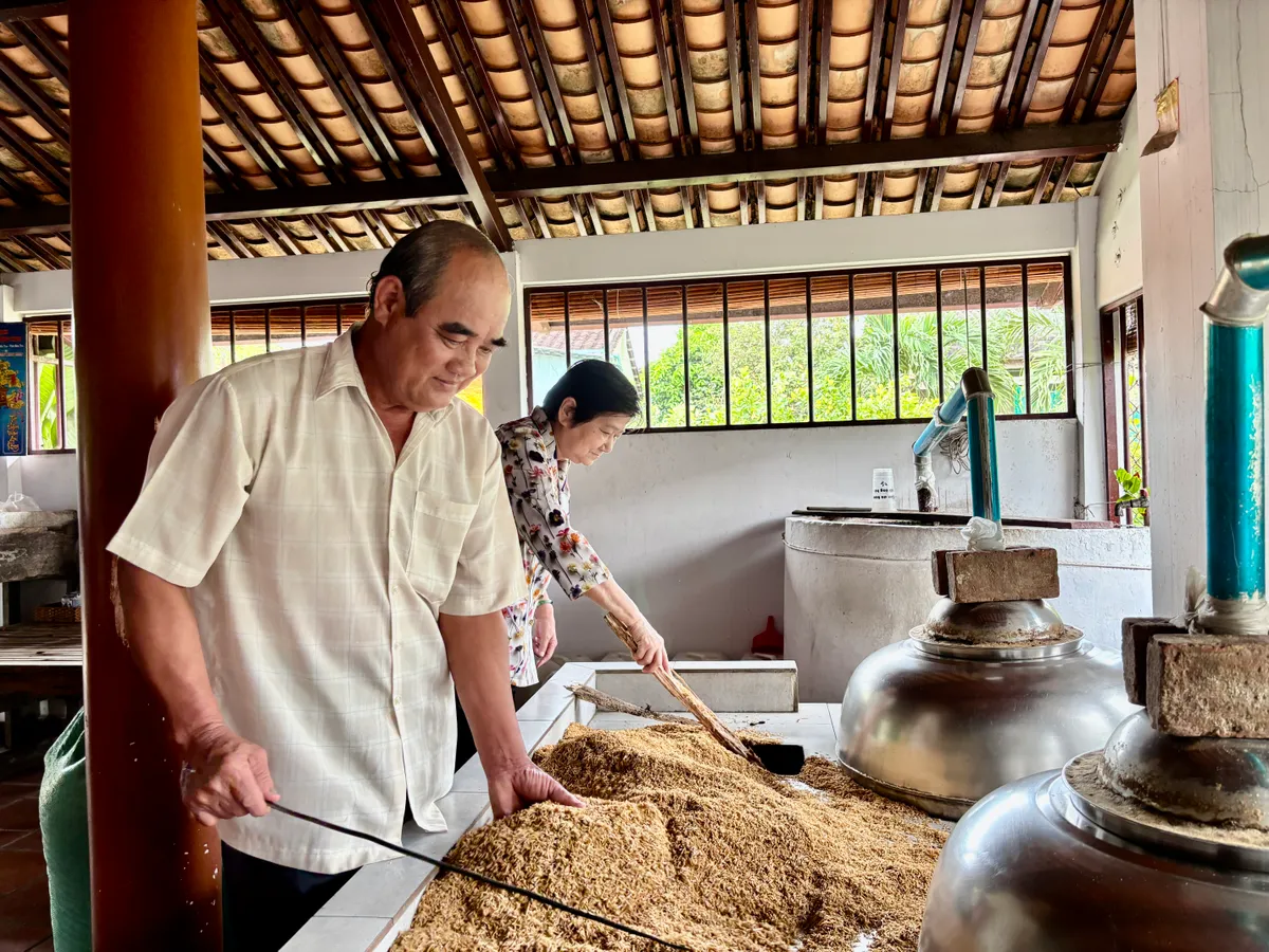 Từ làng nghề rượu Phú Lễ trăm tuổi đến hệ sinh thái doanh nghiệp bền vững - Ảnh 3.