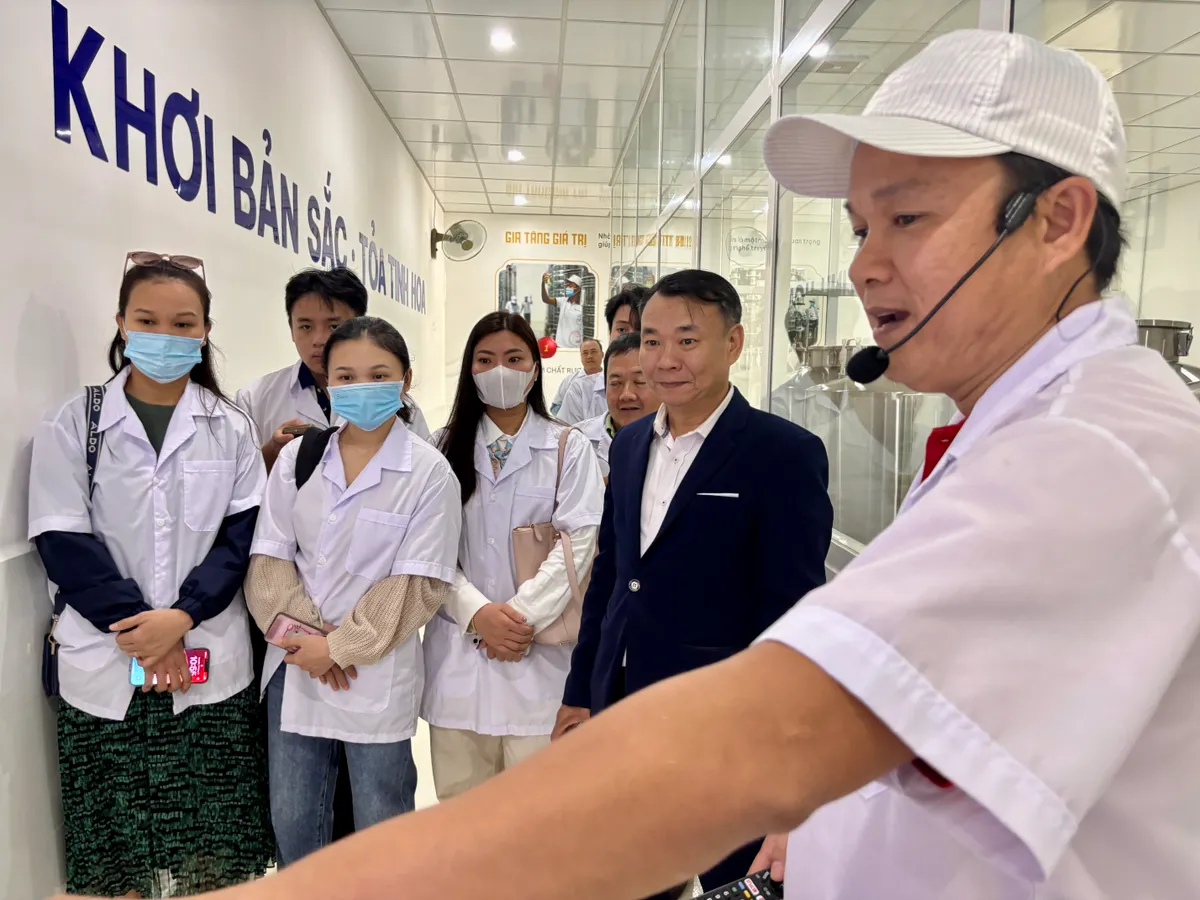 Từ làng nghề rượu Phú Lễ trăm tuổi đến hệ sinh thái doanh nghiệp bền vững - Ảnh 4.